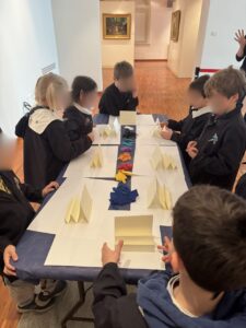 Il gruppo della prima B dell'Educandato Uccellis in visita a Casa Cavazzini